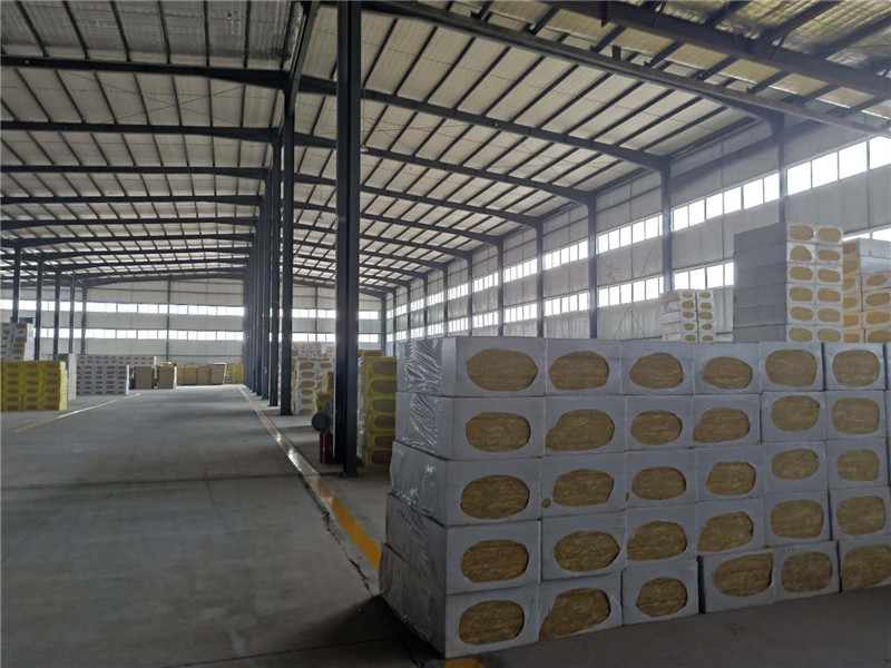 在建筑材料領(lǐng)域，隨著(zhù)人們對于建筑能效與環(huán)保性能的要求不斷提升，外墻保溫材料的重要性愈發(fā)凸顯。在這一背景下，菏澤外墻保溫巖棉板廠(chǎng)家以其專(zhuān)業(yè)的生產(chǎn)技術(shù)和優(yōu)質(zhì)的產(chǎn)品，贏(yíng)得了廣大用戶(hù)的信賴(lài)與贊譽(yù)。