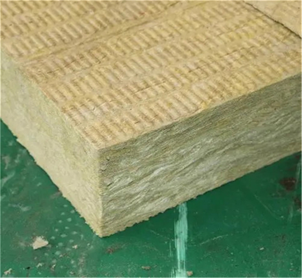 隨著(zhù)現代建筑對節能環(huán)保的要求日益提高，外墻保溫材料的選擇變得尤為重要。其中，巖棉板以其出色的保溫性能、防火阻燃等特點(diǎn)，在建筑保溫領(lǐng)域得到了廣泛的應用。那么，關(guān)于外墻保溫巖棉板的收費，我們該如何理解呢？