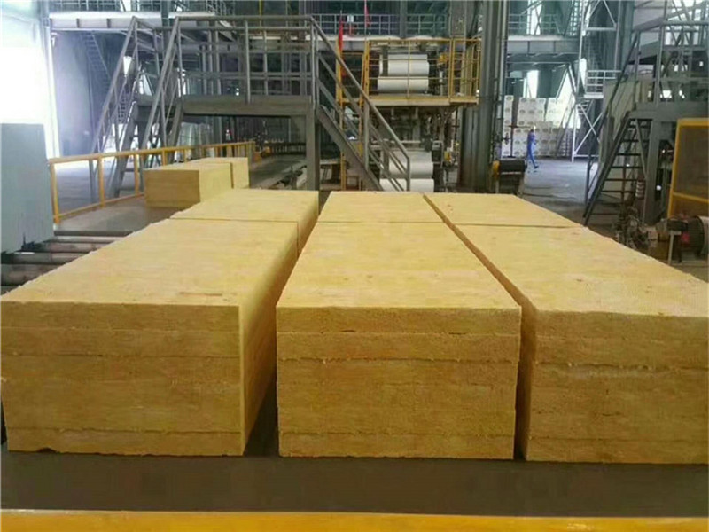 在當前的建筑行業(yè)中，蘭考縣外墻保溫巖棉板作為優(yōu)質(zhì)的保溫材料，因其獨特的物理特性和優(yōu)良的保溫效果，受到了業(yè)內的廣泛關(guān)注和應用。本文將重點(diǎn)分析蘭考縣外墻保溫巖棉板的特性和優(yōu)勢，為相關(guān)領(lǐng)域的研究和應用提供專(zhuān)