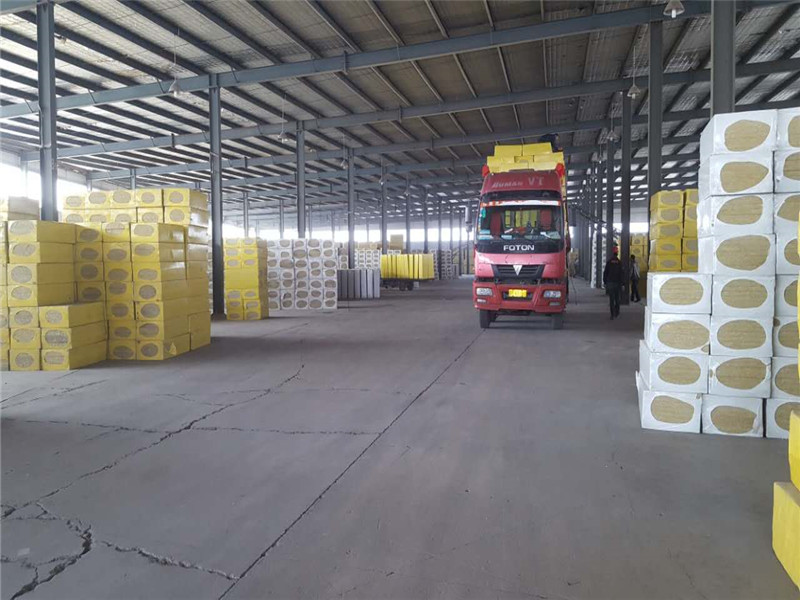 在當今的建筑行業(yè)中，外墻保溫技術(shù)成為了節能環(huán)保和建筑安全的重要一環(huán)。作為內江地區的重要建材供應商，內江外墻保溫巖棉板廠(chǎng)家憑借其專(zhuān)業(yè)技術(shù)與卓越品質(zhì)，為當地建筑市場(chǎng)提供了高效能的保溫材料。本文將詳細介紹該